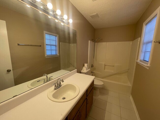 Building Photo - 421 Juniper Dr