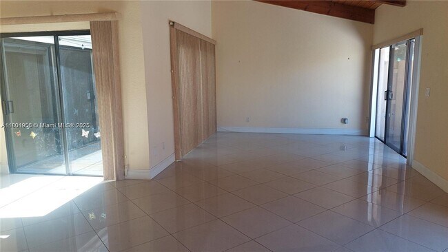 Building Photo - 2675 Parkview Dr S