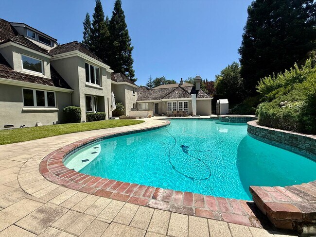 Building Photo - Stunning, Furnished 4 Bed 3.5 Bath + Offic...