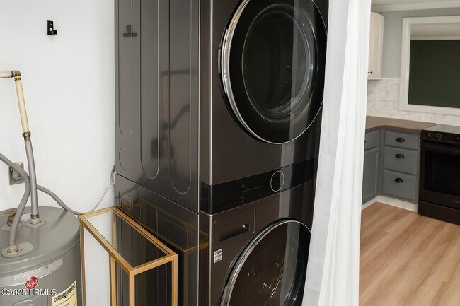 Building Photo - 174 James St