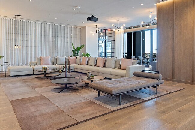 Building Photo - 601 NE 1st Ave