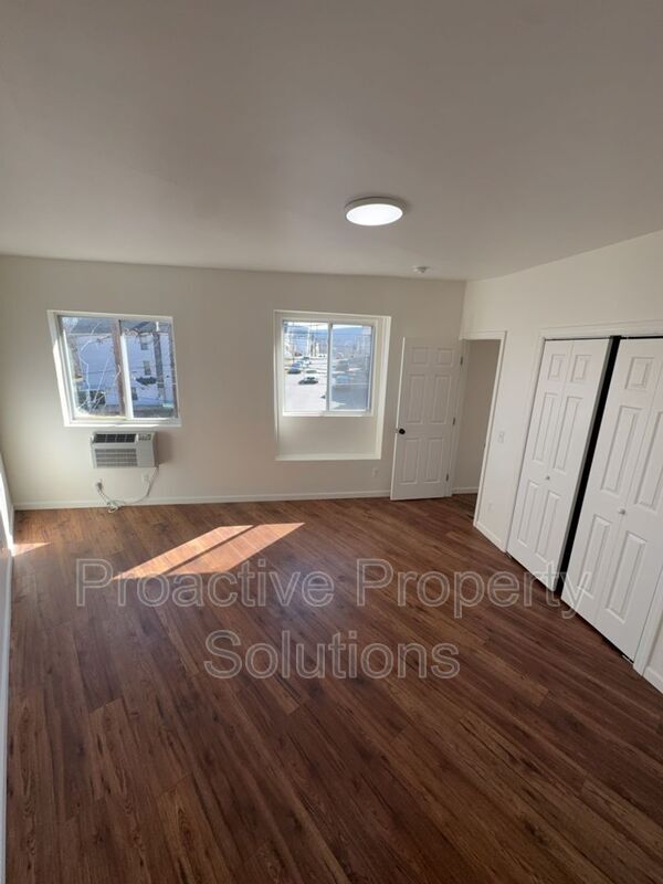 Building Photo - 730 N Main St