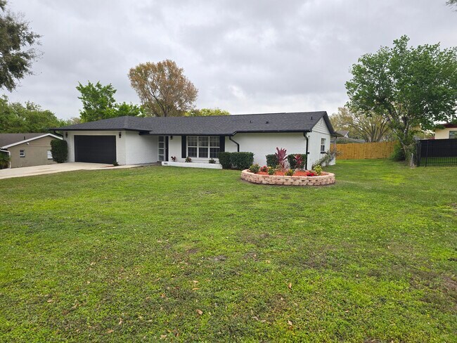 Building Photo - 383 Floral Dr