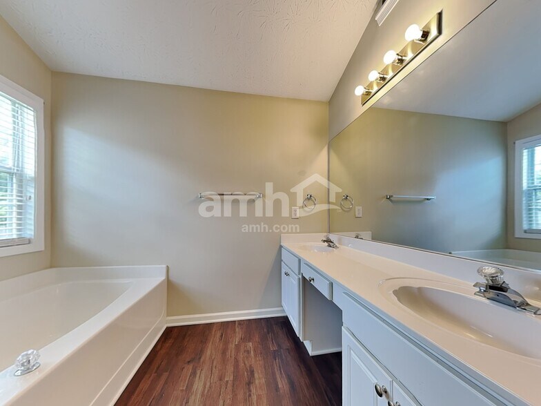 Building Photo - 1795 Charleston Oak Cir