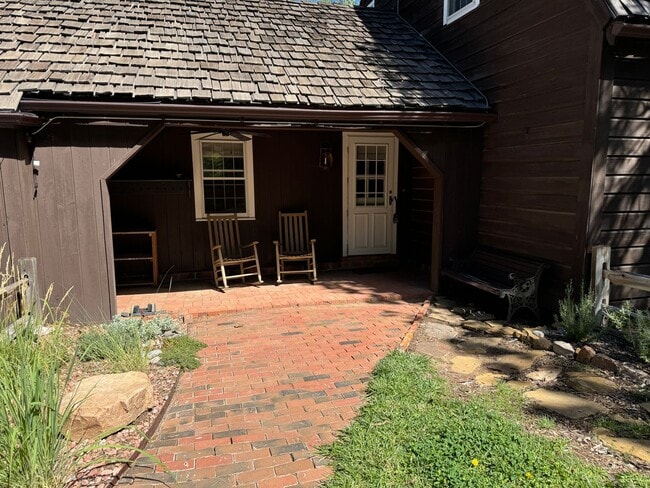 Building Photo - 3 Bedroom, 2.5 Bathroom Home in Cedar Crest