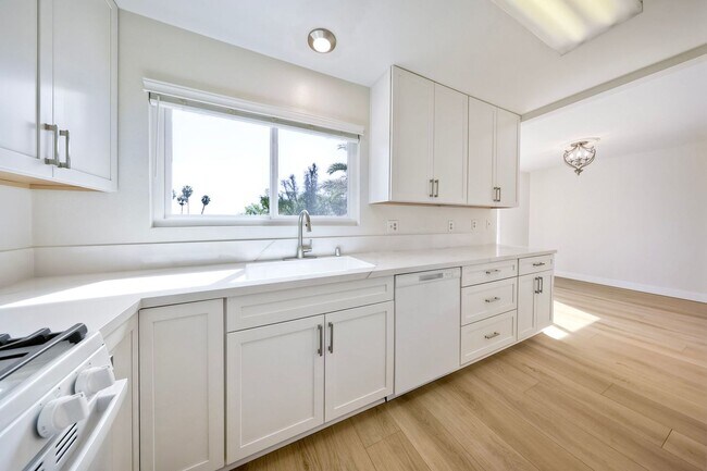 Building Photo - Charming 55+ Fully Remodeled 2 Br. 1 Ba. Duplex - Sunny Hills