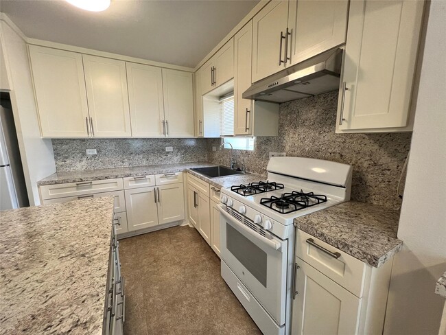 Building Photo - 7607 Hemlock St