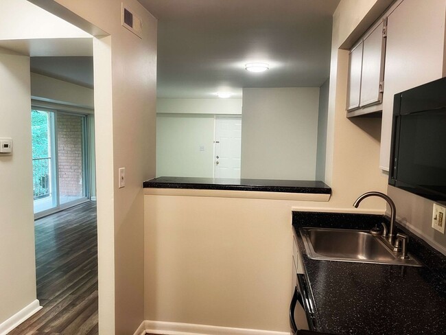 Building Photo - 2 Bed 1 Bath SE DC