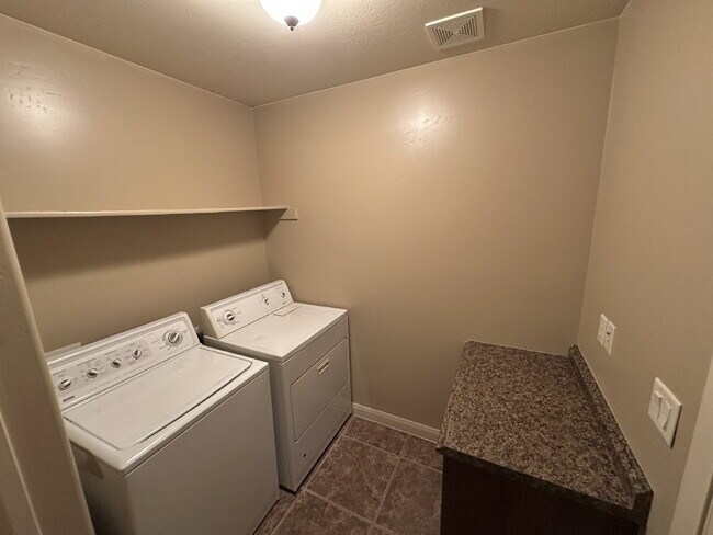 Building Photo - "Charming 3-Bed Townhouse in Cedar City – Spacious 1365 Sq Ft with 2.5 Baths!"