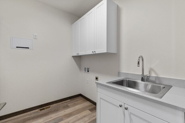 Building Photo - Beautiful Newer Condo near Monforton School