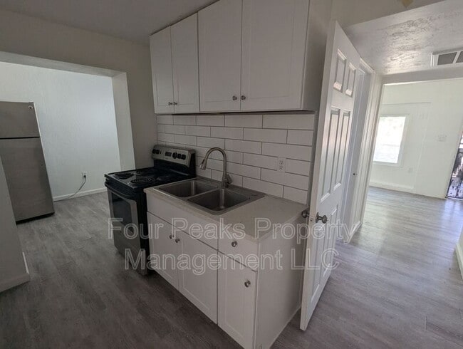 Building Photo - 102 E Hatcher Rd