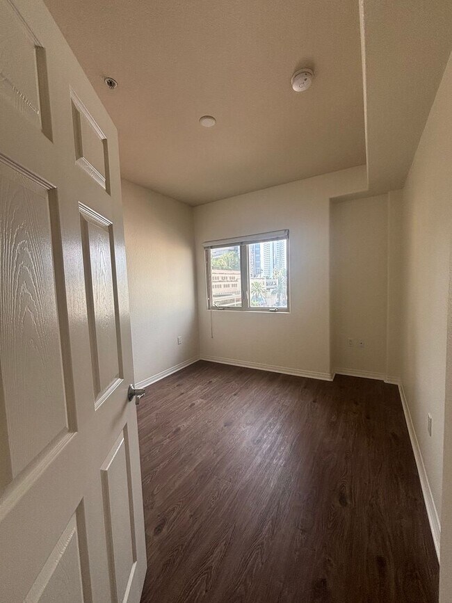 Building Photo - Stunning 2-Bedroom Condo with Panoramic Do...