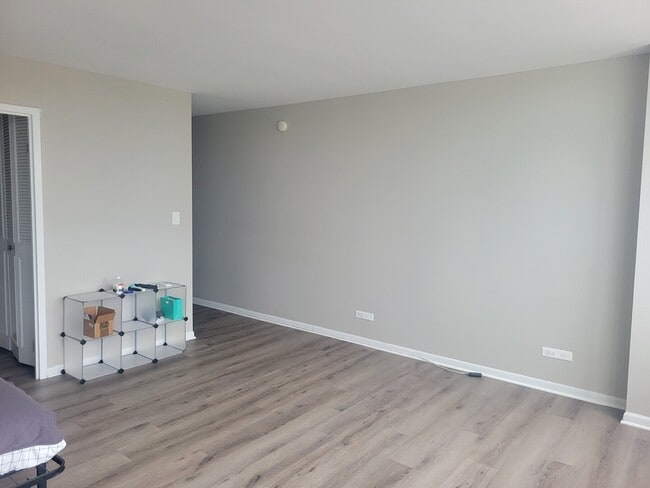 Building Photo - 6171 N Sheridan Rd