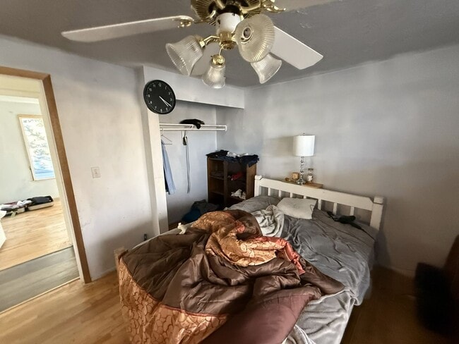 Building Photo - Upstairs Unit in Prime West Valley Location!