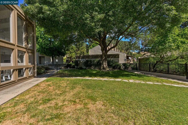 Building Photo - 2075 Ascot Dr