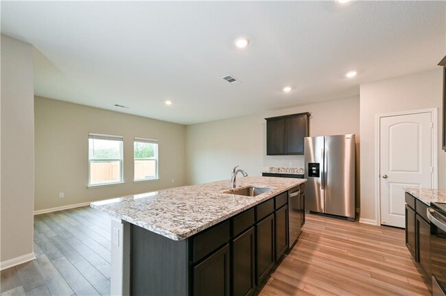 Building Photo - 524 Republic Dr