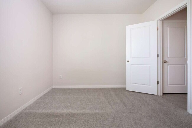 Building Photo - Spacious 5-Bed Retreat with Granite Elegance in Lakewood Ranch