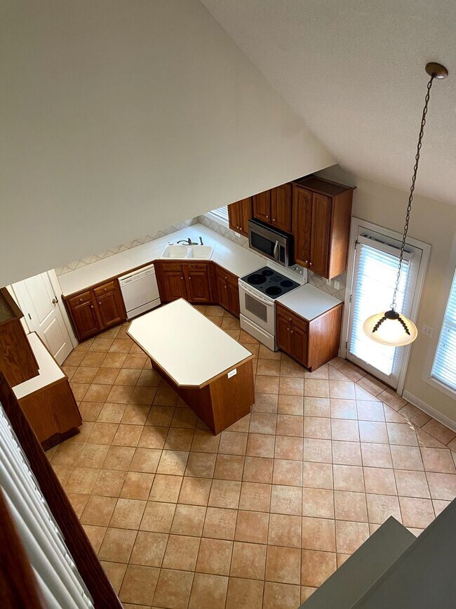 Building Photo - Large Home Settled on Culd-e-sac