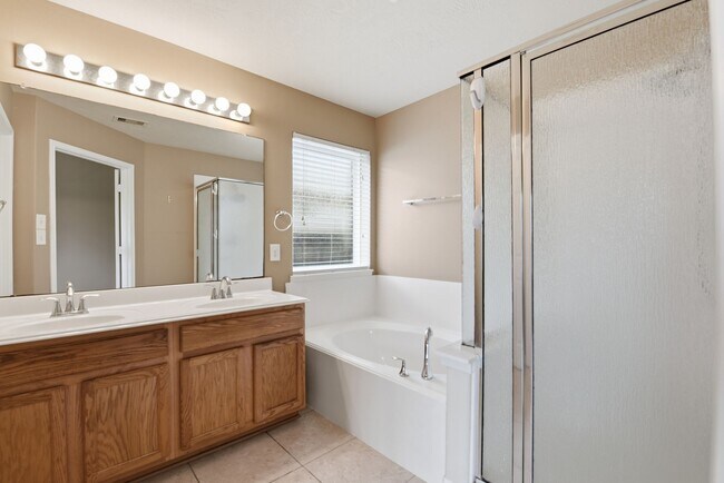 Building Photo - 1502 Stonehedge Bend Dr