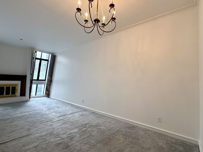 Building Photo - Top Floor Condo in Nob Hill