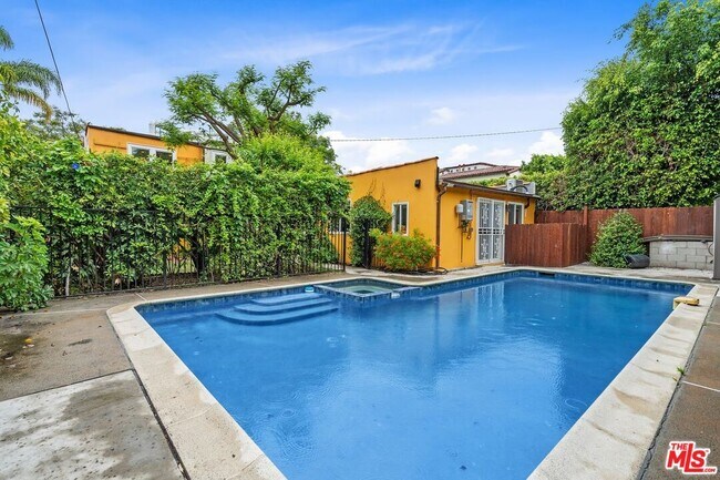 Building Photo - 828 N Crescent Heights Blvd