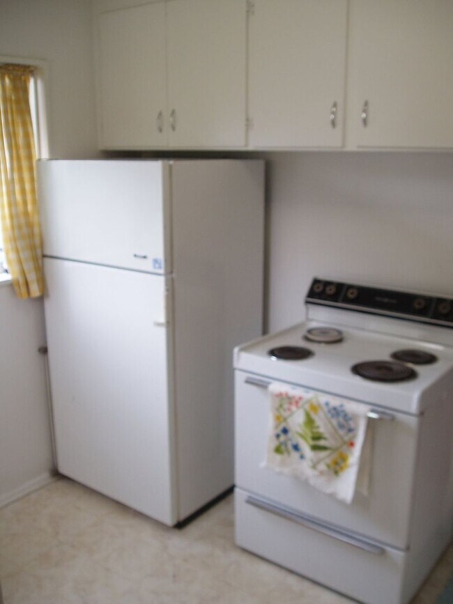 Building Photo - FREE 50in FLAT SCREEN TV Move in Special!!...