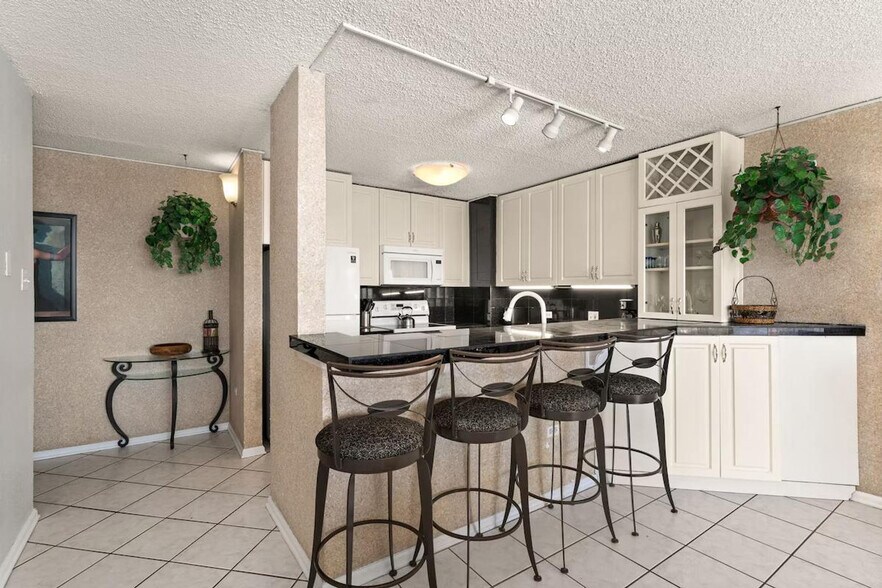 Building Photo - 1020 16th St Mall