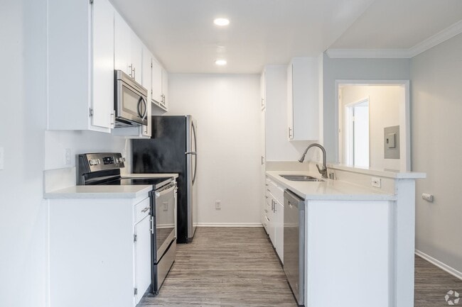 Interior Photo - 4444 Ensign Avenue