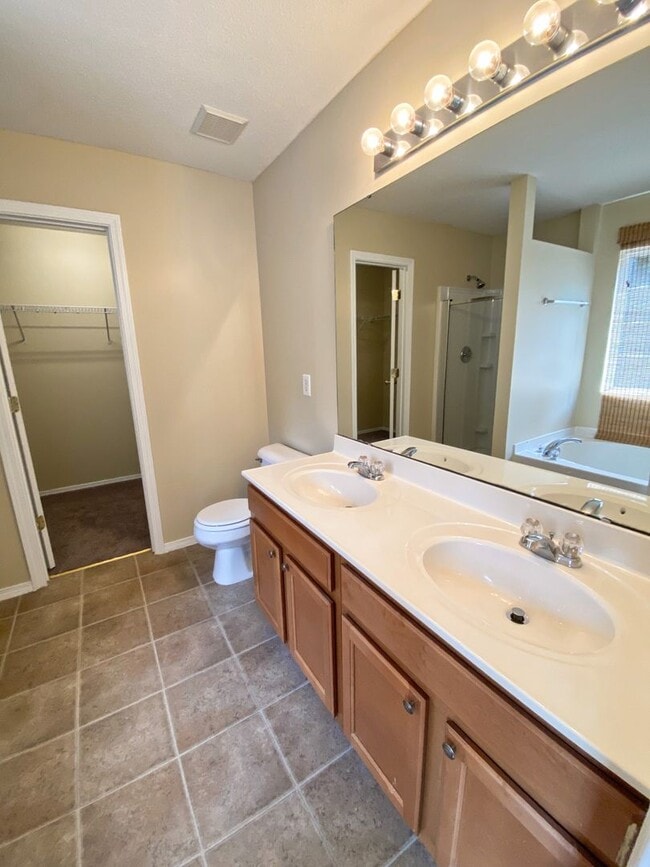 Building Photo - LOCATION IS KEY!!  4 Bedroom House in the ...