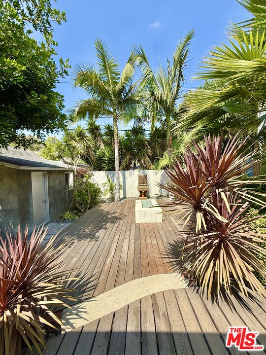 Building Photo - 1153 N Poinsettia Pl