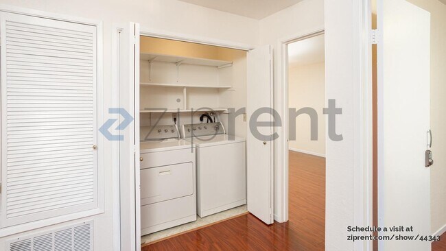 Building Photo - 4 Carriage Ln
