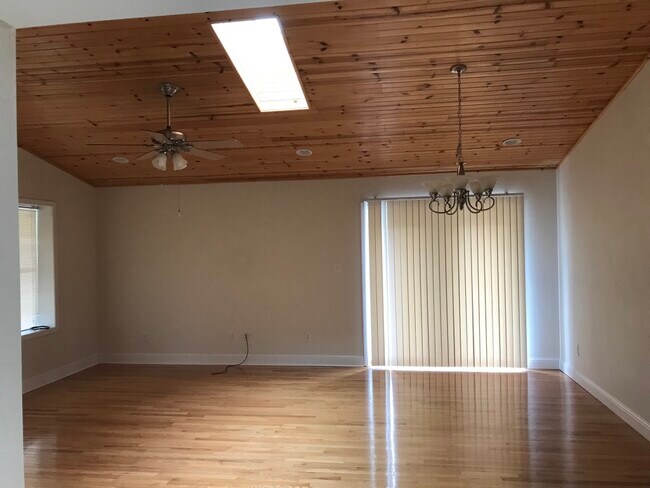 Building Photo - 1139 S Glenbeth Dr