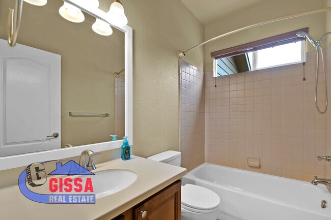 Building Photo - Beautiful ranch style home available to mo...