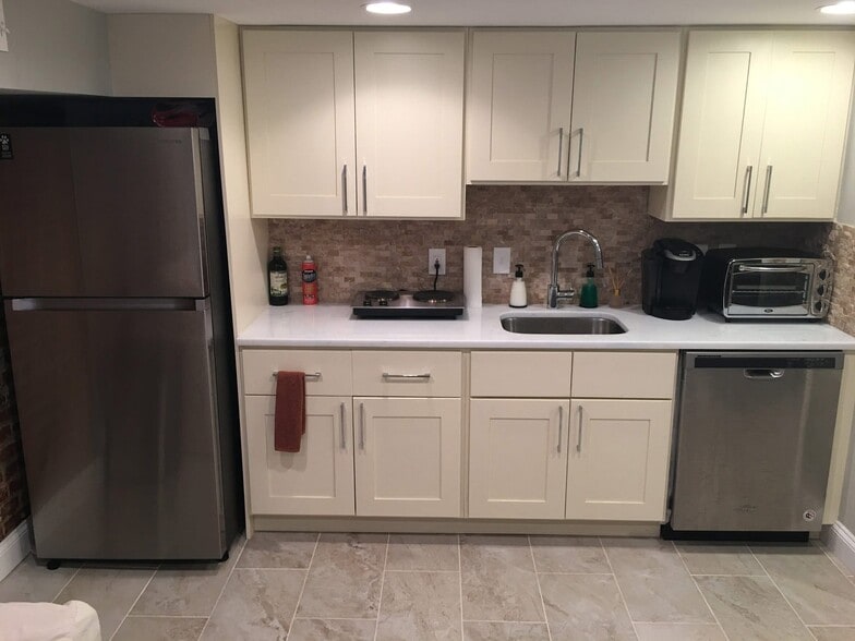 Kitchen - 921 Farragut St NW