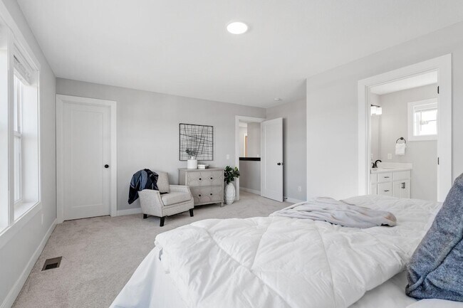 Building Photo - 13130 ISETTA CIR NE