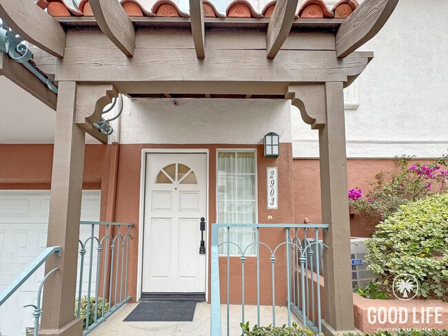 Building Photo - Bright 2Bd/2.5Ba End Unit w/Water/Sewer/Trash Included In Prestigious Tustin Community!