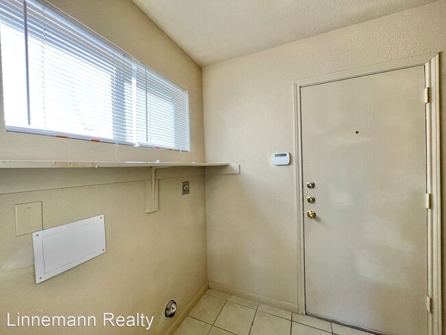 Building Photo - 3 br, 2.5 bath House - 4008 Sunflower Drive