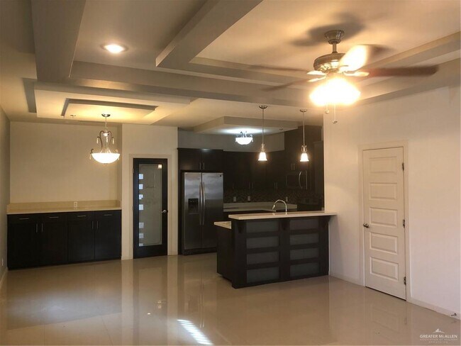 Building Photo - 1304 E Daffodil Ave