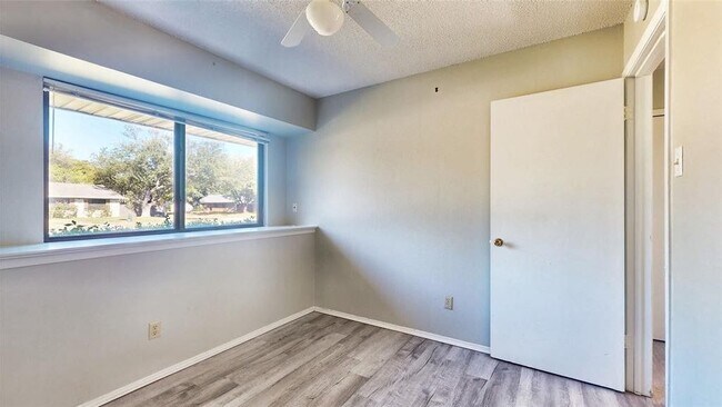Building Photo - 1008 Wake Dr