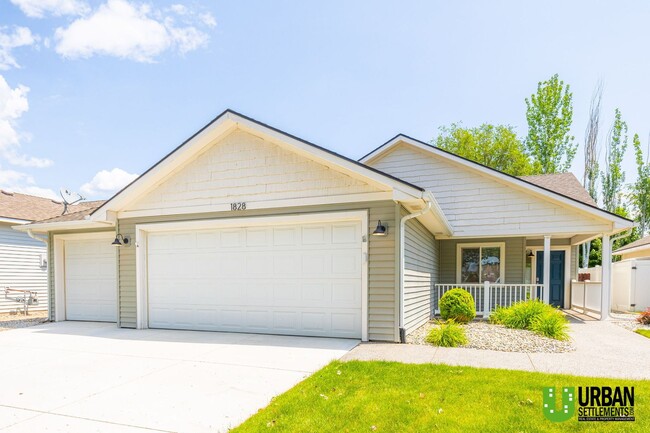 Primary Photo - Beautiful 3-Bedroom Home in Desirable Rive...