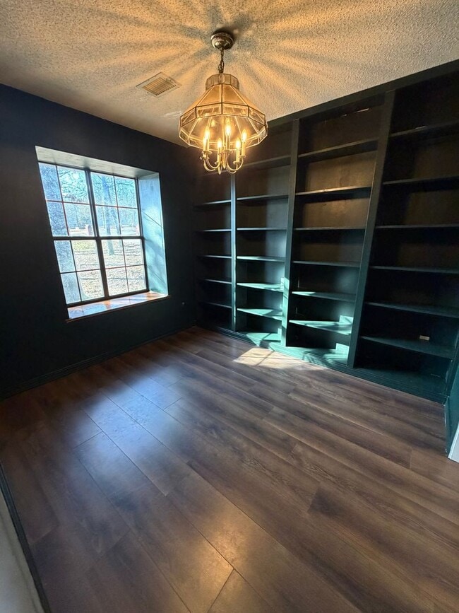 Building Photo - $2,000 Move In Special