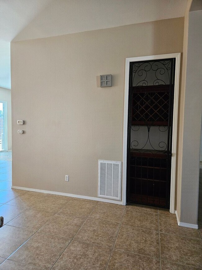 Building Photo - 5 BEDROOM OAK HILLS / HESPERIA HOME