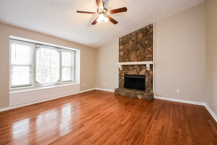 Building Photo - 249 Castleair Dr NE