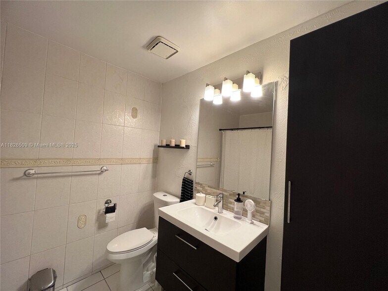 Building Photo - 460 Lakeview Dr