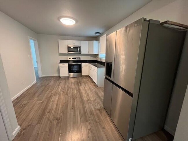 Building Photo - 3 Bedroom 1.5 Bath convenient to all that ...