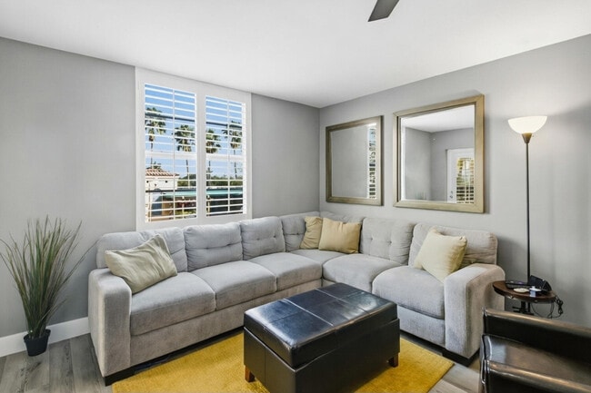 Building Photo - 520 SE 5 Ave