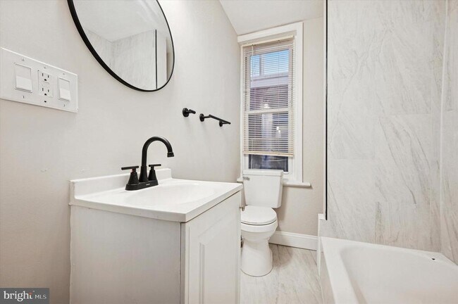 Building Photo - 5517 Jane St