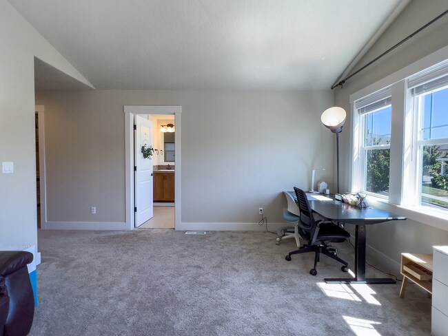 Building Photo - Exceptional 4 Bed + 2.5 Bath House ~  Beth...