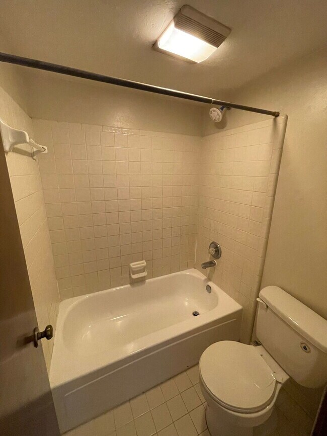 Building Photo - Beautiful 2 Bedroom 1 Bathroom in NW Tallahassee!