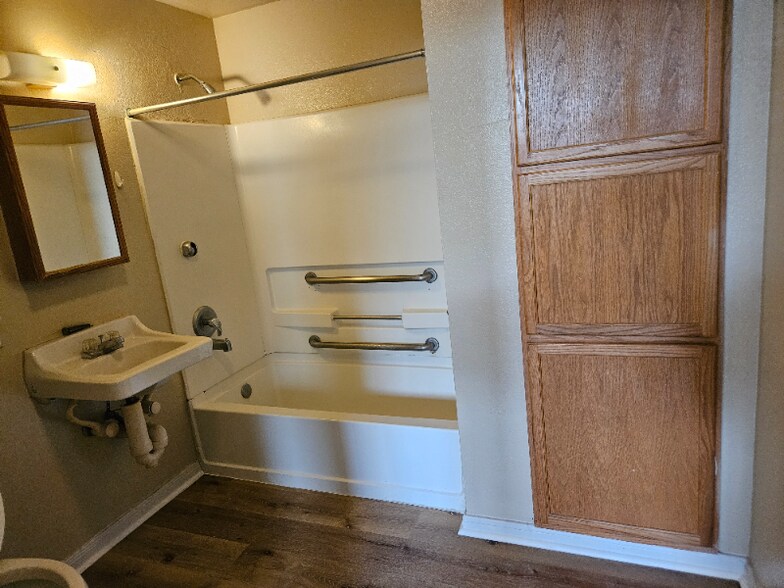 Building Photo - E. E Southcross